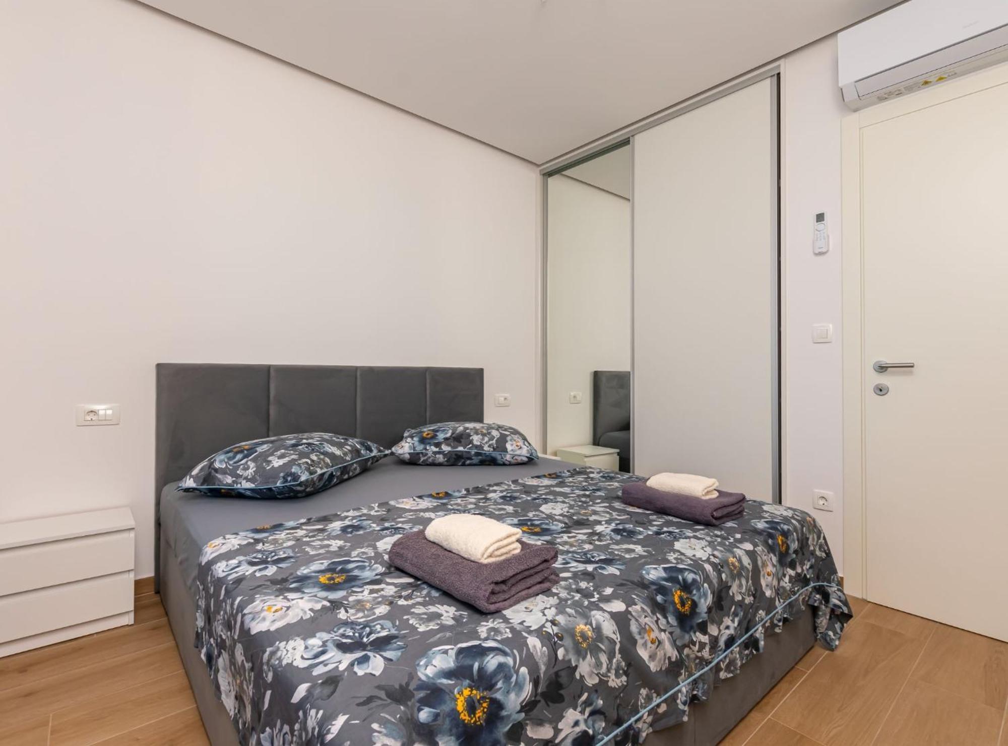 Apartments Hope Dugi Rat Exterior photo